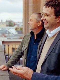 KĘSTUTIS DAUGIRDAS, Fred Hüning und Sigmund Jähn auf einer Balustrade der Leibniz-Geschäftsstelle mit Blick über Berlin. 
