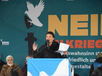 Die Politikerin Sahra Wagenknecht spricht auf einer Demonstration.