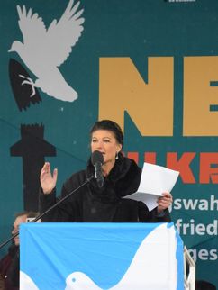 Die Politikerin Sahra Wagenknecht spricht auf einer Demonstration.