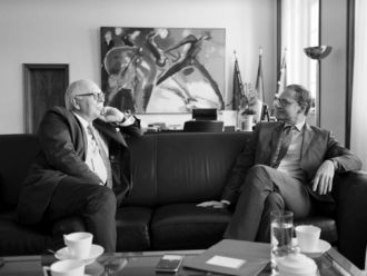 Matthias Kleiner und Michael Müller im Gespräch auf einem Sofa.
