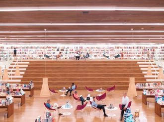 Lesende auf roten Sesseln in einer großen Buchhandlung.