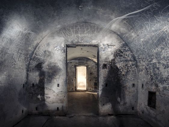 Tunnel Bunkel Grau Beton beschriebene Wände Nationalsozialismus Obersalzberg Leibniz Magazin