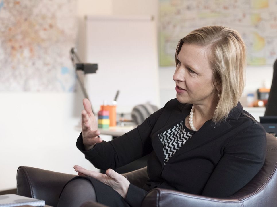 Tanja Wielgoss mit erklärender Geste im Büro.