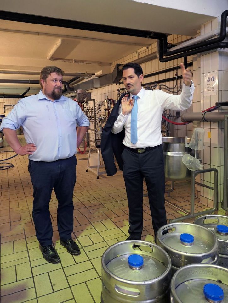 Thomas Hofmann und Johannes Tippmann in der Brauerei.