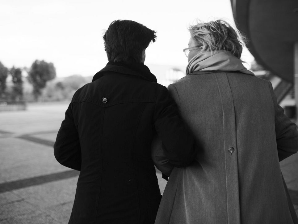 Carolin Emcke und Andrea Petö mit untergehakten Armen von hinten.