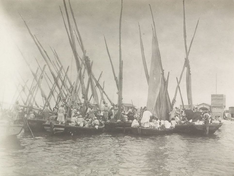 Segelboote mit eingerollten Segelnd voller Menschen.