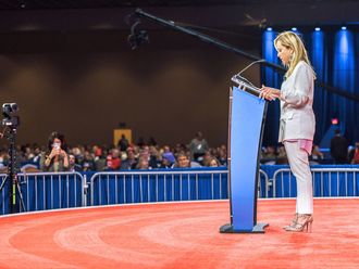 Giorgia Meloni am Rednerpult auf einer Konferenz in 2022.
