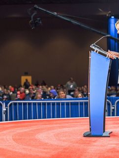 Giorgia Meloni am Rednerpult auf einer Konferenz in 2022.