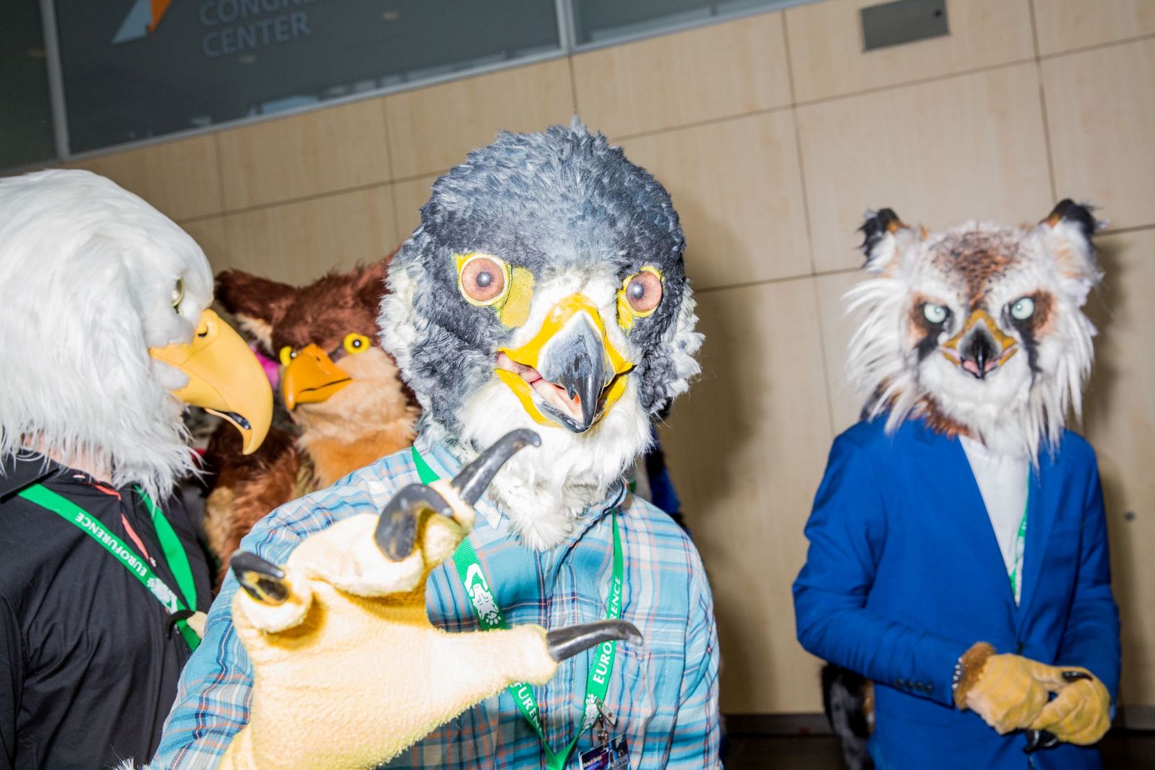 Verkleidete Vogel-Furries.