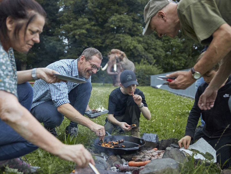 Die Gruppe füllt sich von dem gekochten essen auf. Leibniz Magazin