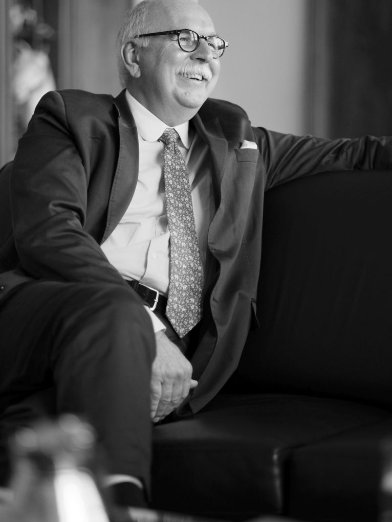 Matthias Kleiner auf dem Sofa.