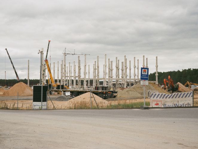 Baustelle mit Betonpfeilern.