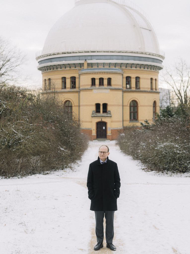 Ottmar Edenhofer vor dem Potsdam Institut für Klimafolgenforschung.