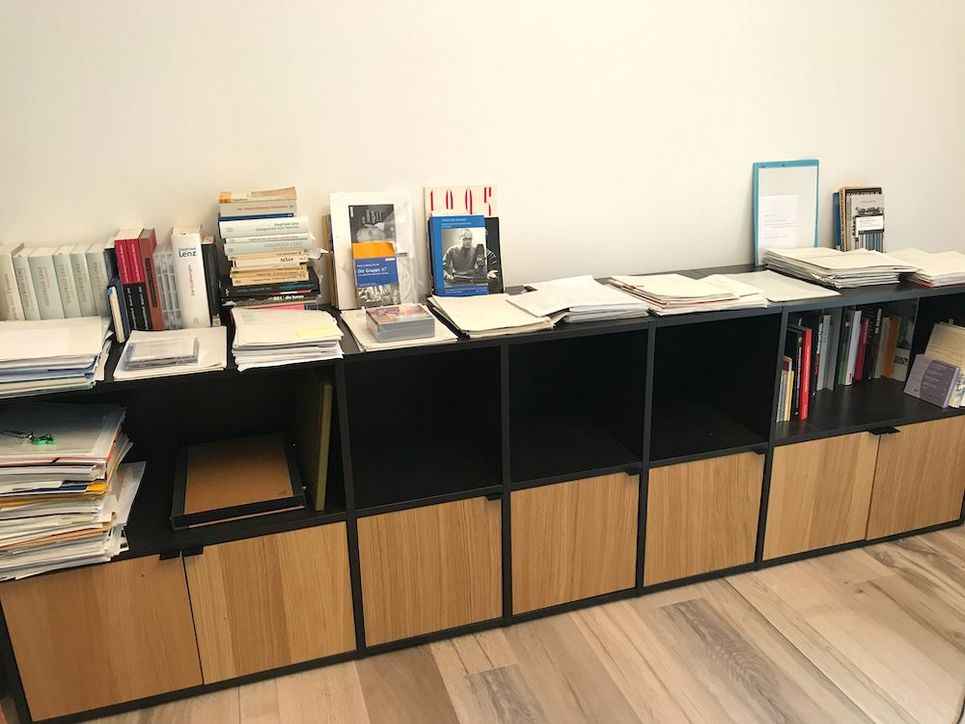 Ein Sideboard mit Büchern und Zeitschriften.