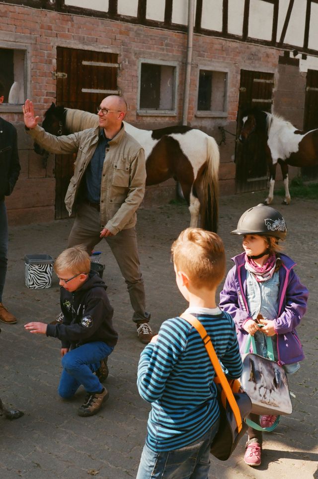 Die Kinder und der Vater auf einem Reiterhof.