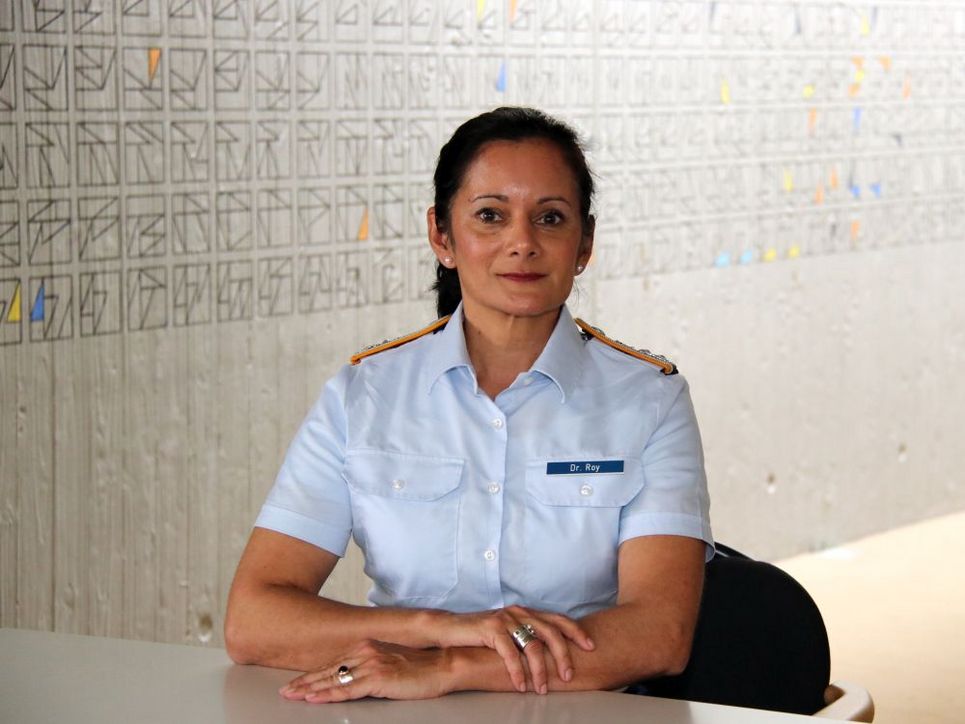 Rubina Roy, sitzend.