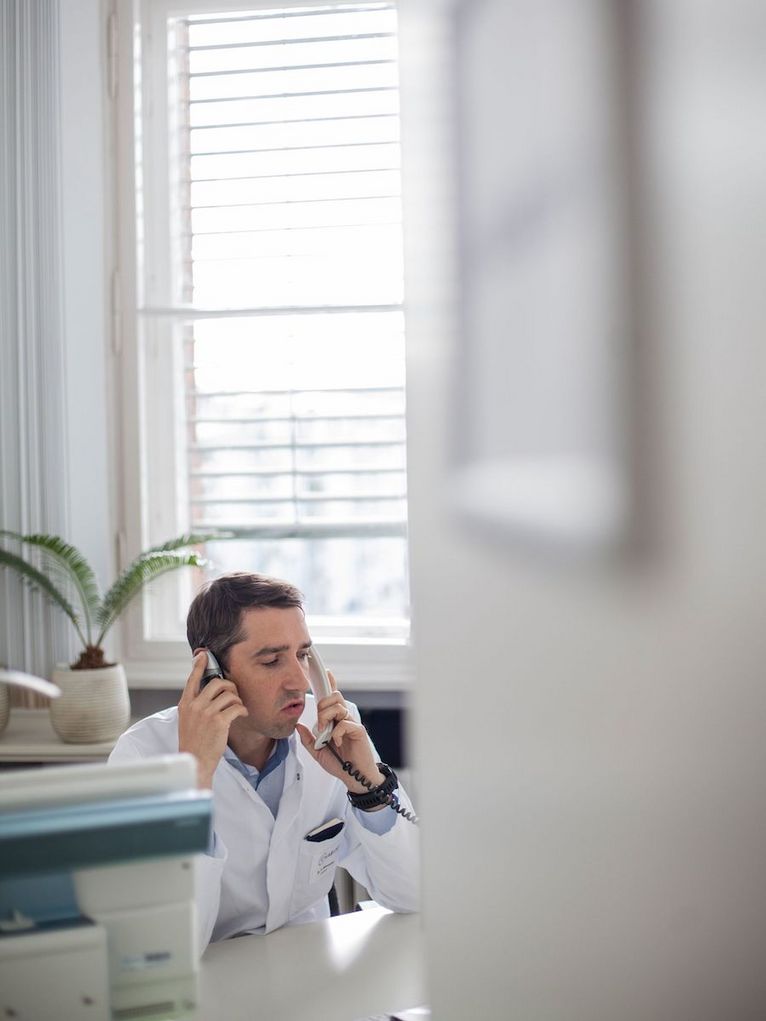 Tobias Alexander am Telefon im Büro.