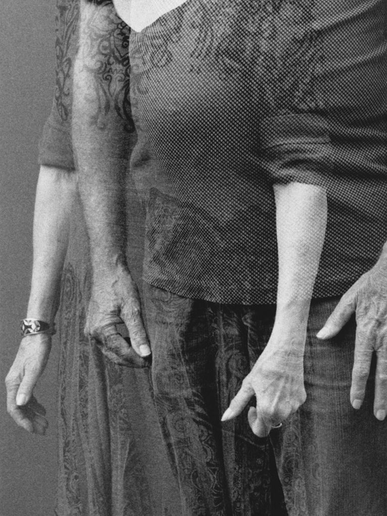 Schwarz weiß Foto von zwei Personen die ineinander verschwimmen - immergrün