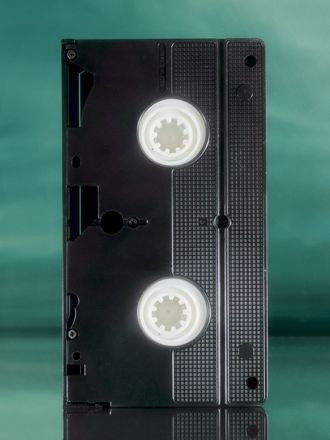 VHS Kassette vor grünem Hintergrund - Leibniz Magazin