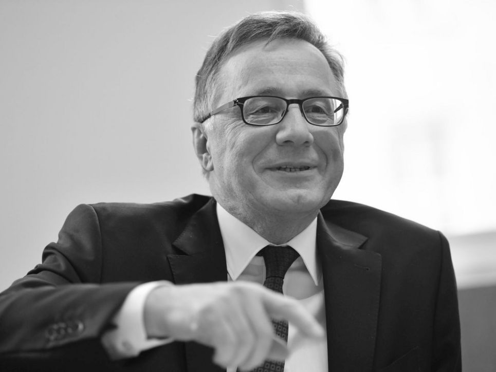 Wilhelm Bauer mit erklärender Handgeste.