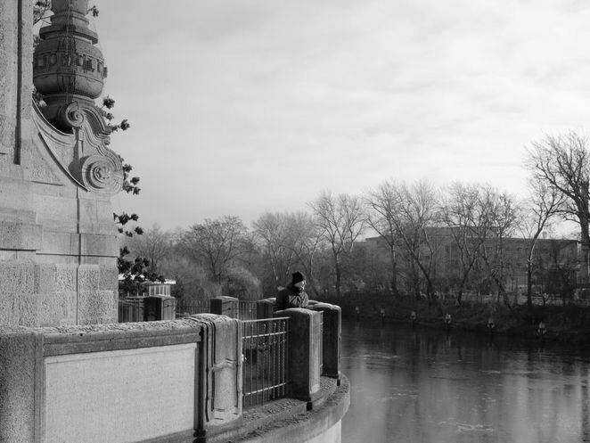 Die Ökonomin Maja Adena am Ufer der Berliner Spree.