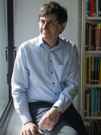Porträt von Shalva Amiranashvili auf einem Tisch sitzend