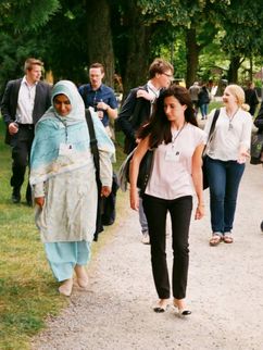 Eine Gruppe von Personen mit Namenschildern im sommerlichen Park.