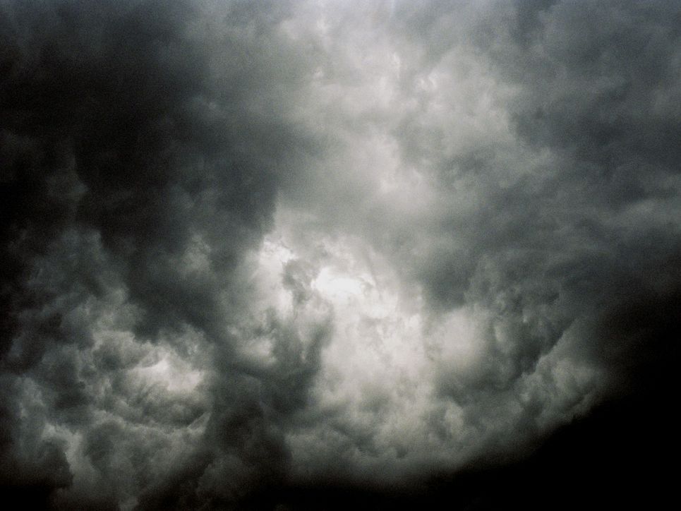Hell erleuchtete Wolken vor schwarzem Himmel.