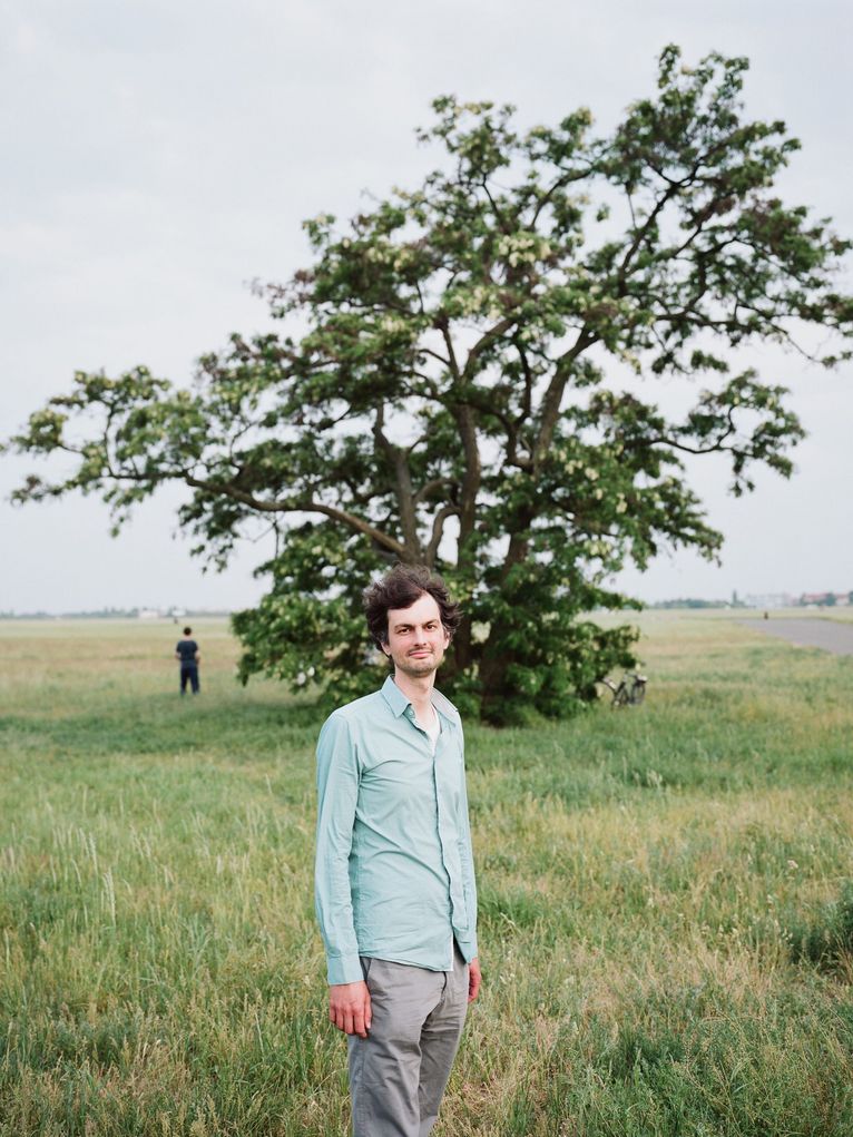 Toman Barsbai vor einem Baum auf dem Tempelhofer Feld in Berlin.