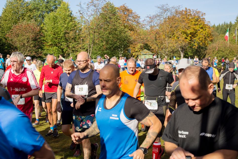 Gruppe von Teilnehmerinnen und Teilnehmern eines Marathons beim Start.