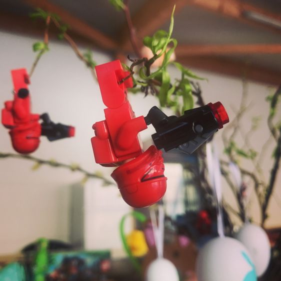 Dekoration aus Lego hängt an einem Osterstrauch.
