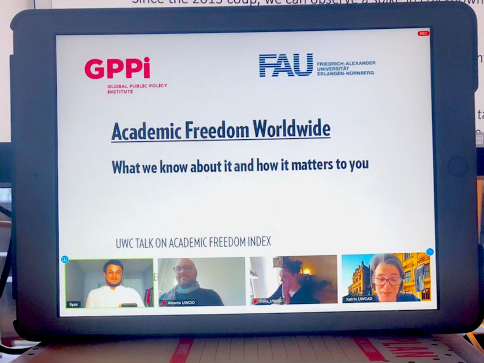 Bildschirm mit der Präsentation eines Vortrags per Video-Konferenz.