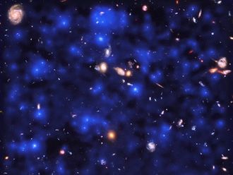Blau leuchtende und hell glimmende Punkte und Flächen auf dunklem Hintergrund.
