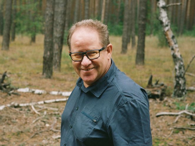 Porträt von Steffen Schorcht, im Hintergrund Wald.