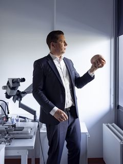 Albrecht Stroh hält Gehirn Leibniz Magazin