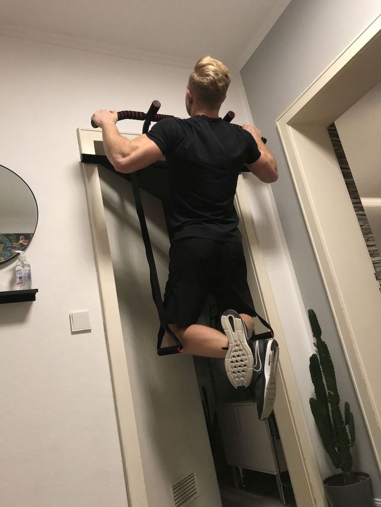 Marco Gierke bäuchlings auf einem Trainingsgerät.