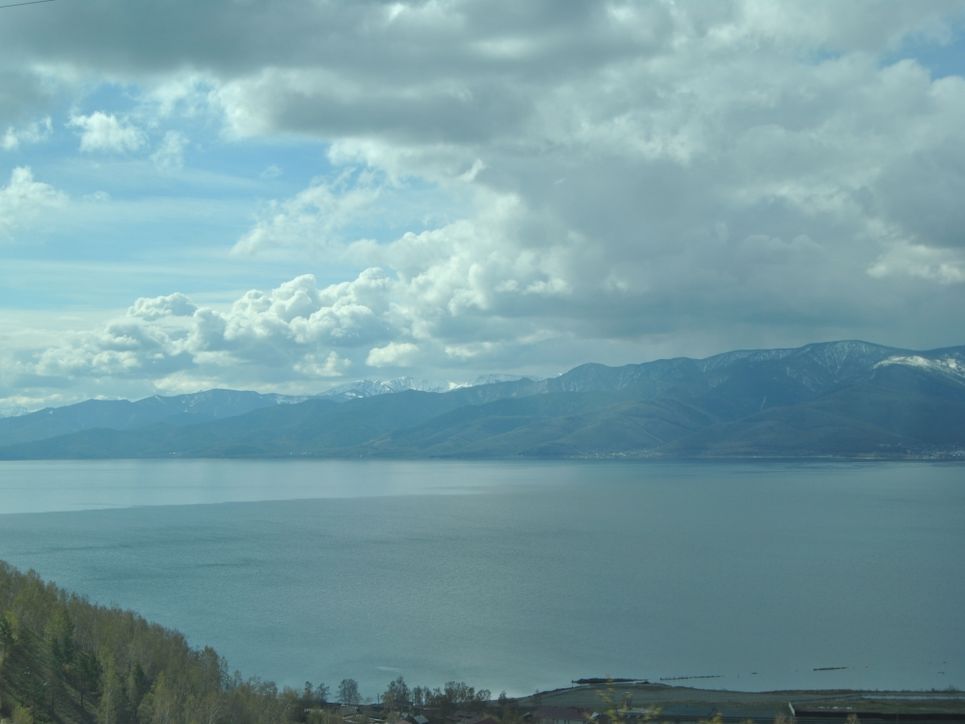 See mit Blick auf Berge.