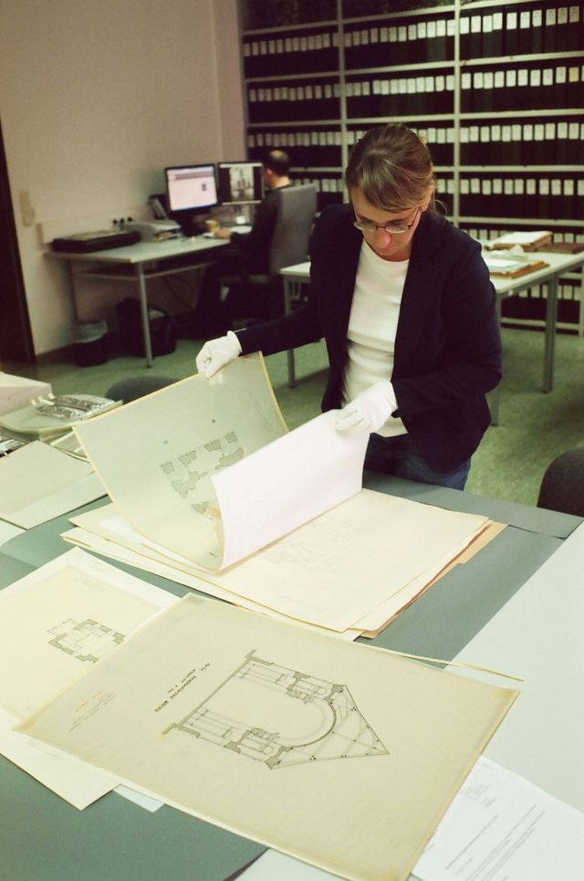 Ksenia Stanicka-Brzezicki mit architektonischen Zeichnungen.