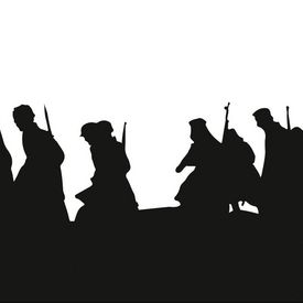 Scherenschnittartige Profile von Soldaten mit Helmen und Gewehren.