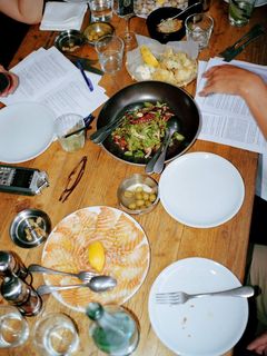 Interview-Utensilien auf einem Gedeckten Tisch.