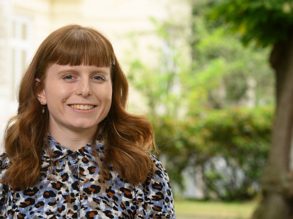 Ein Portraitfoto von Kira Thiel