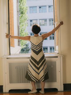 Jutta Allmendinger öffnet ein Fenster.