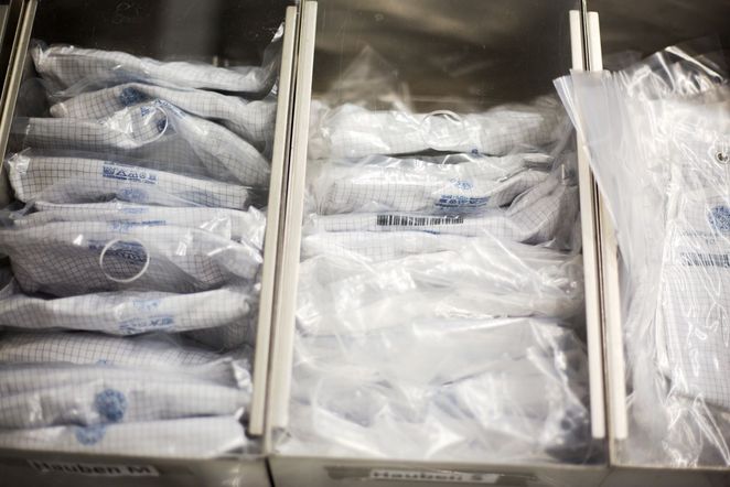 Einzeln in Plastik verpackte Textilien in einer Box.
