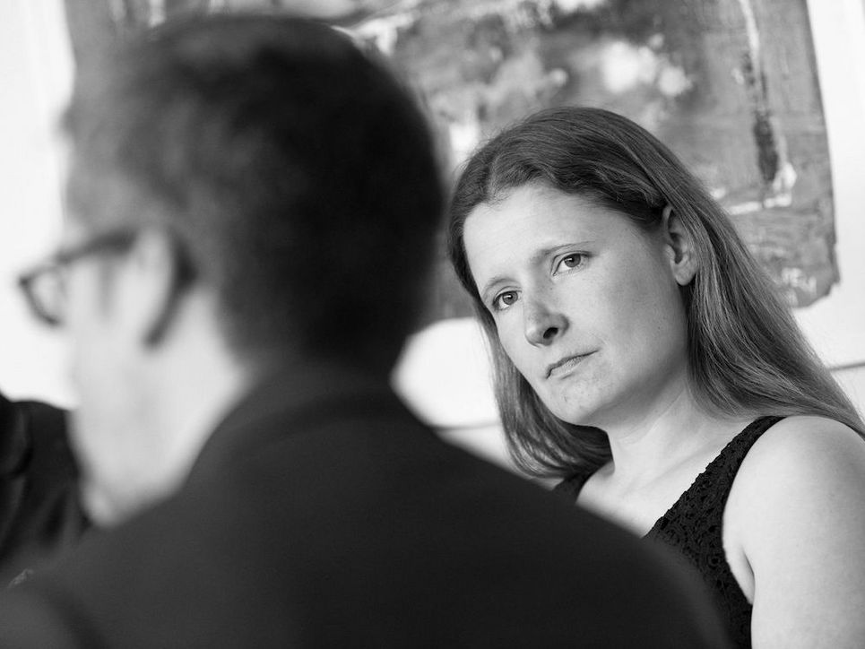 Charlotte Uetrecht und Carlos Moedas im Halbprofil.