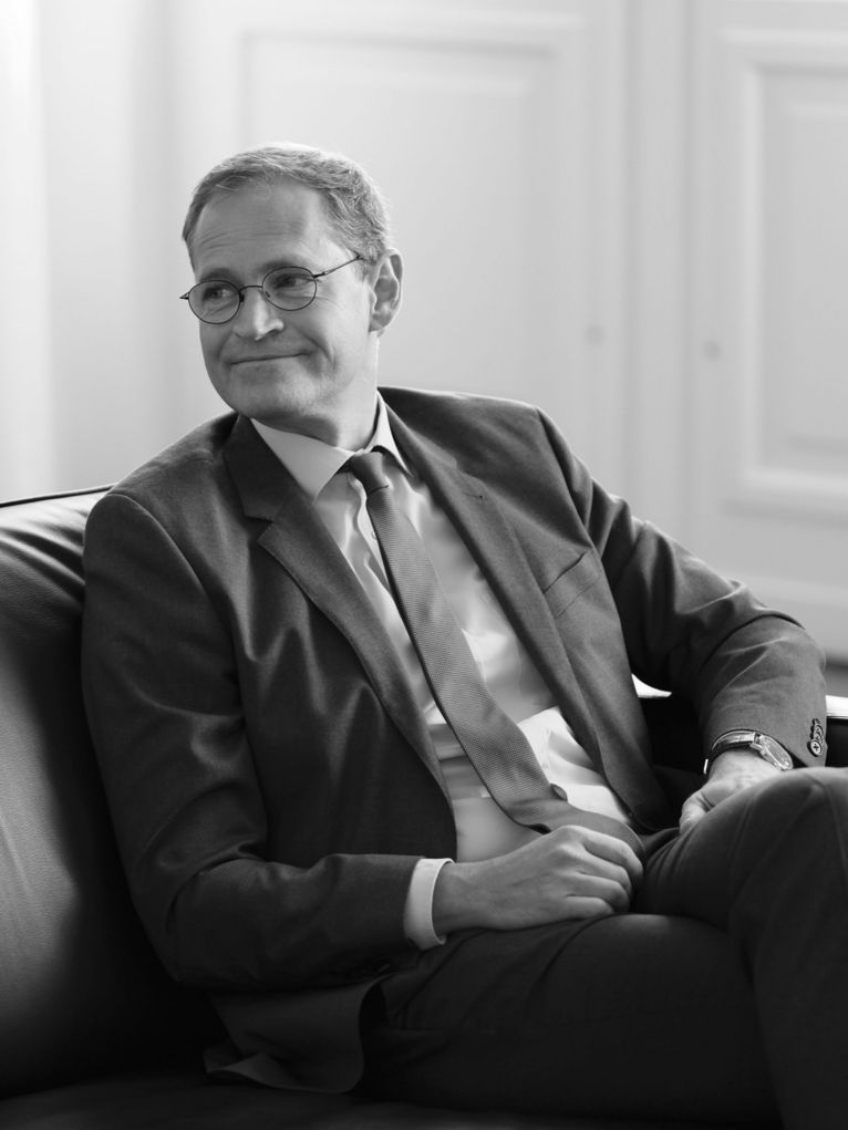 Michael Müller auf dem Sofa.