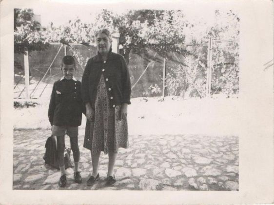 Antaram mit einem kleinen Jungen an der Hand, der einen Rucksack hält.