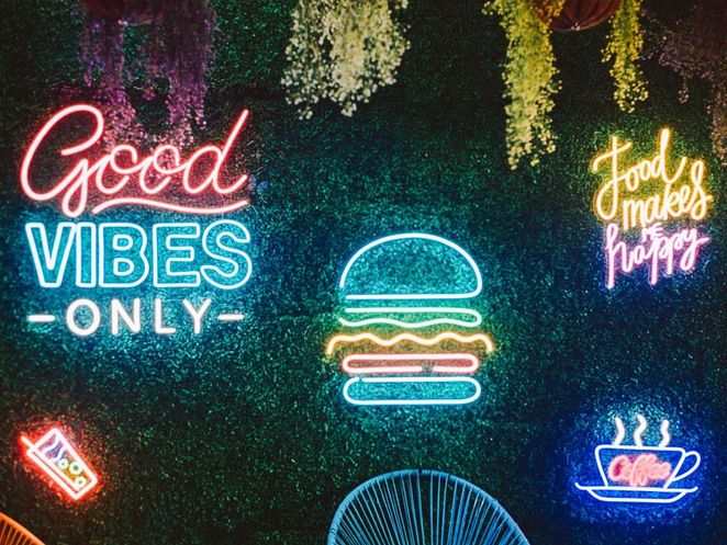 Leuchtreklame für ein Burgerrestaurant.
