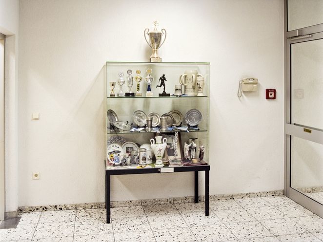 Glasvitrine mit Pokalen und anderen Abzeichen.