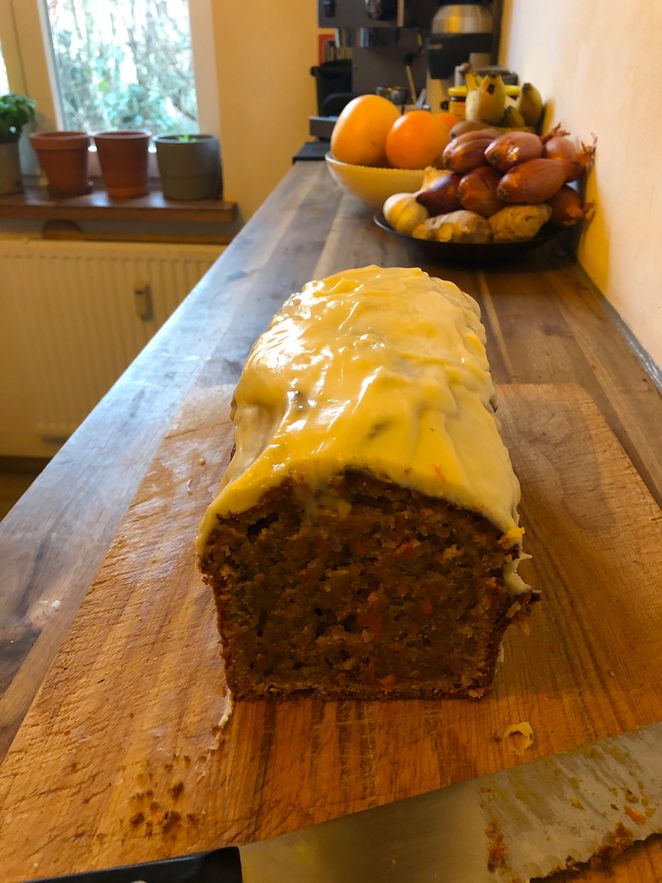 Angeschnittener Karottenkuchen mit Glasur.