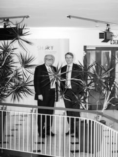 Daniel Günther und Matthias Kleiner in einem Foyer.